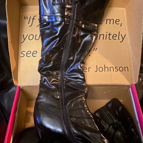 Black Stiletto shiny boots - Picture 2 of 2